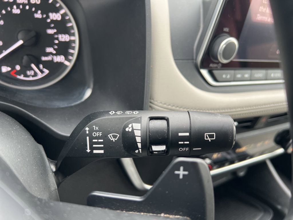 Used 2025 Nissan Rogue SV image 14