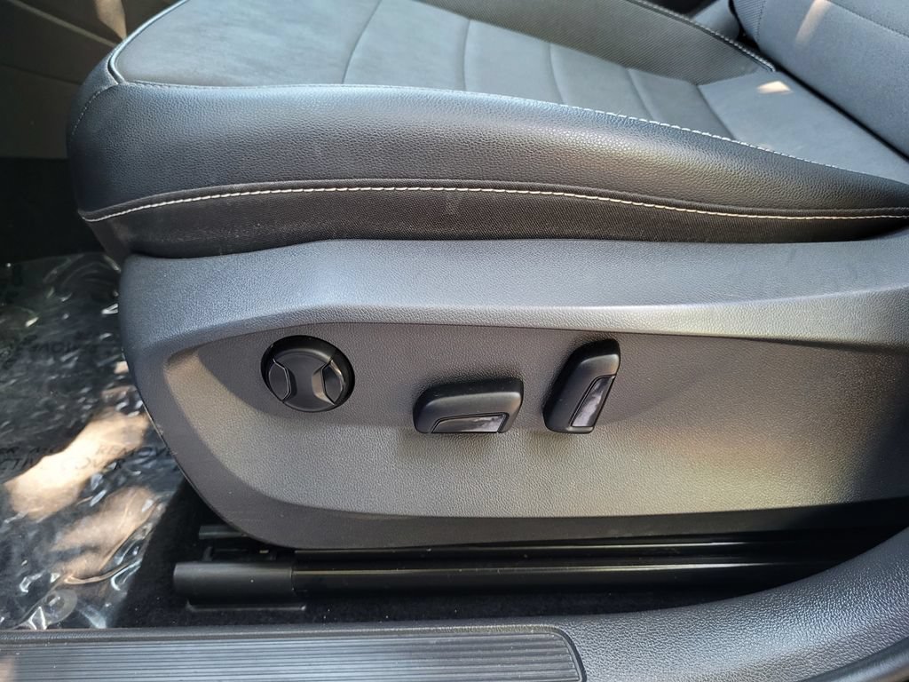 Used 2022 Volkswagen Taos SE FWD image 13