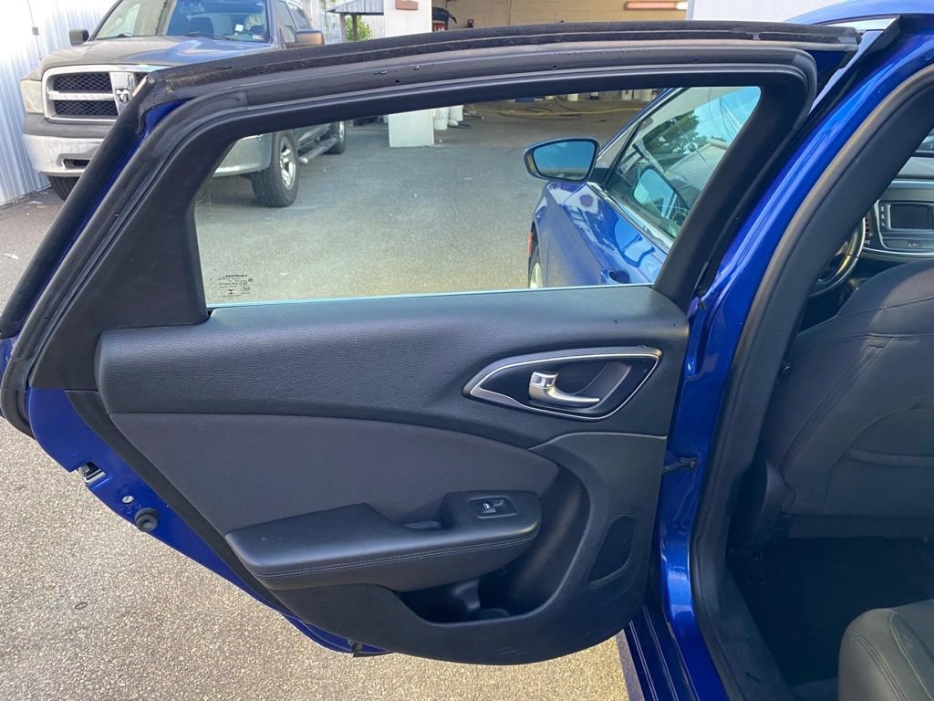 Used 2015 Chrysler 200 Limited w/ Convenience Group FWD image 9