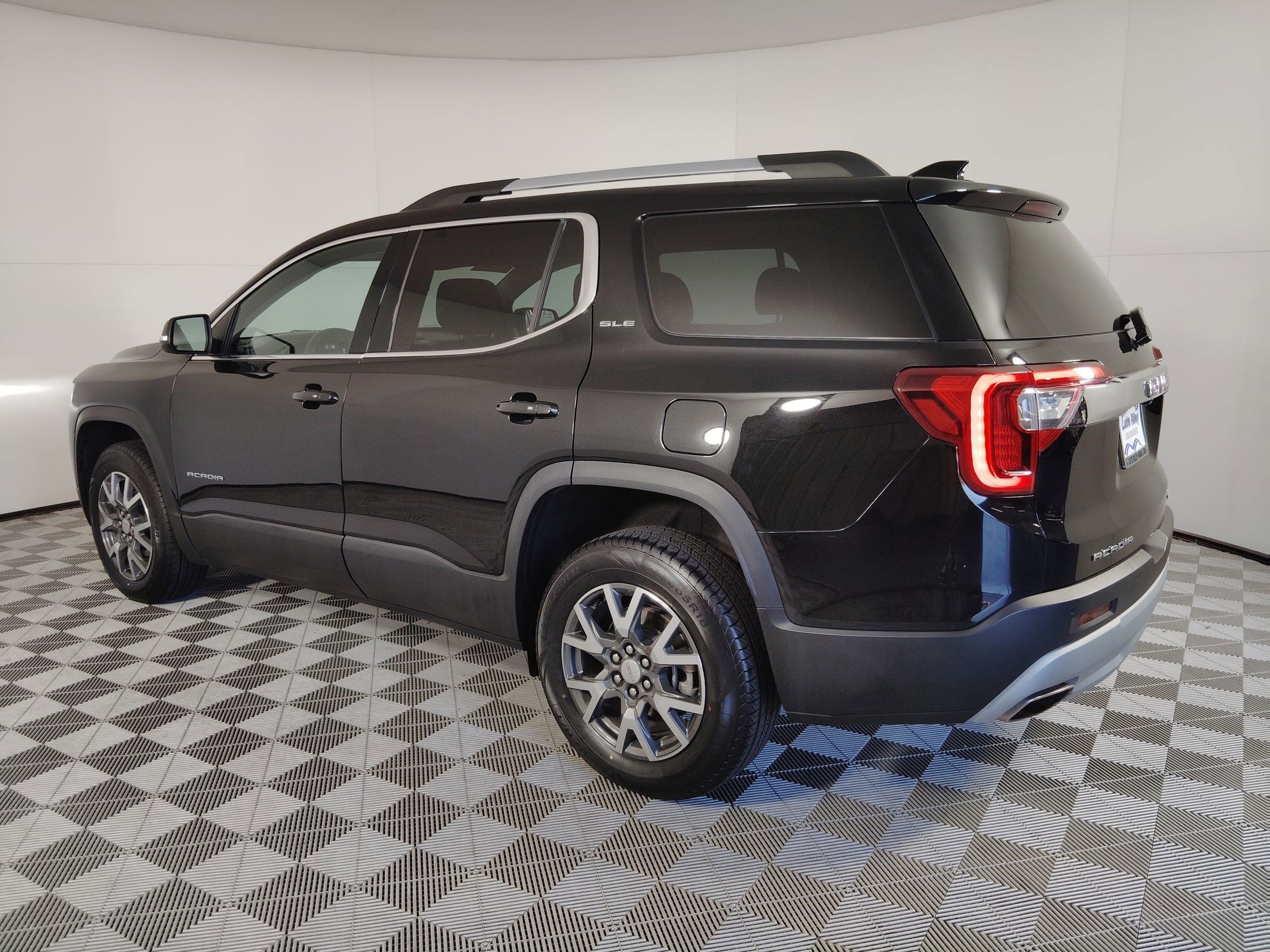 Used 2023 GMC Acadia SLE w/ Driver Convenience Package image 3