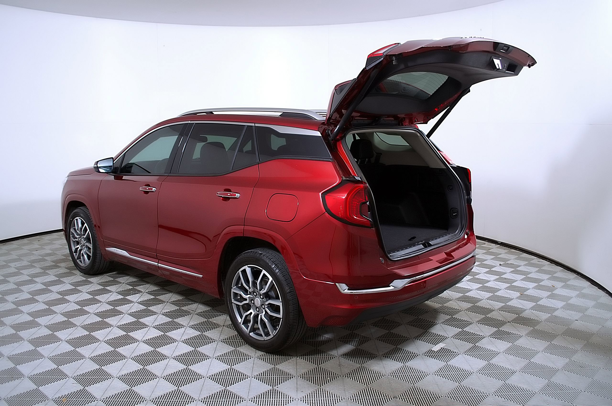 Used 2024 GMC Terrain Denali w/ Denali Premium Package AWD/4WD image 10