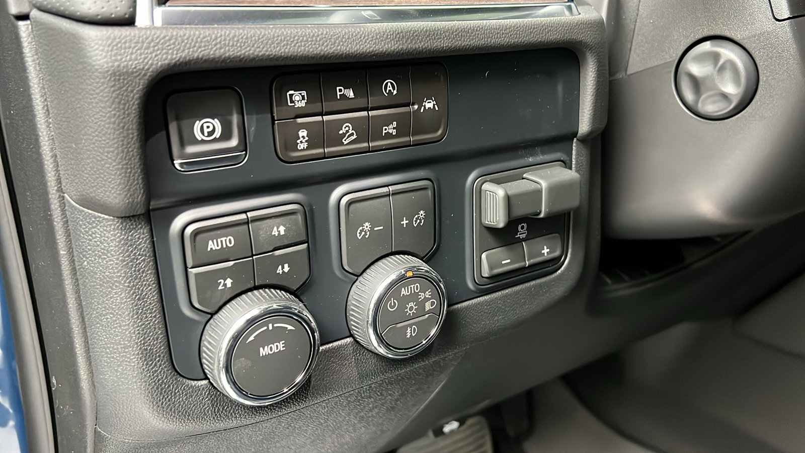 New 2026 Chevrolet Suburban Premier w/ Sun And Tow Package AWD/4WD image 27
