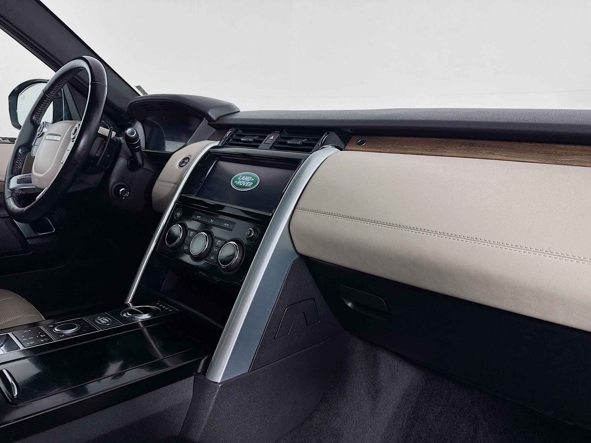 Used 2018 Land Rover Discovery HSE image 29