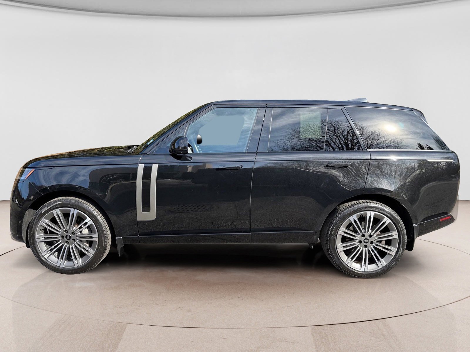 Used 2023 Land Rover Range Rover SE image 2