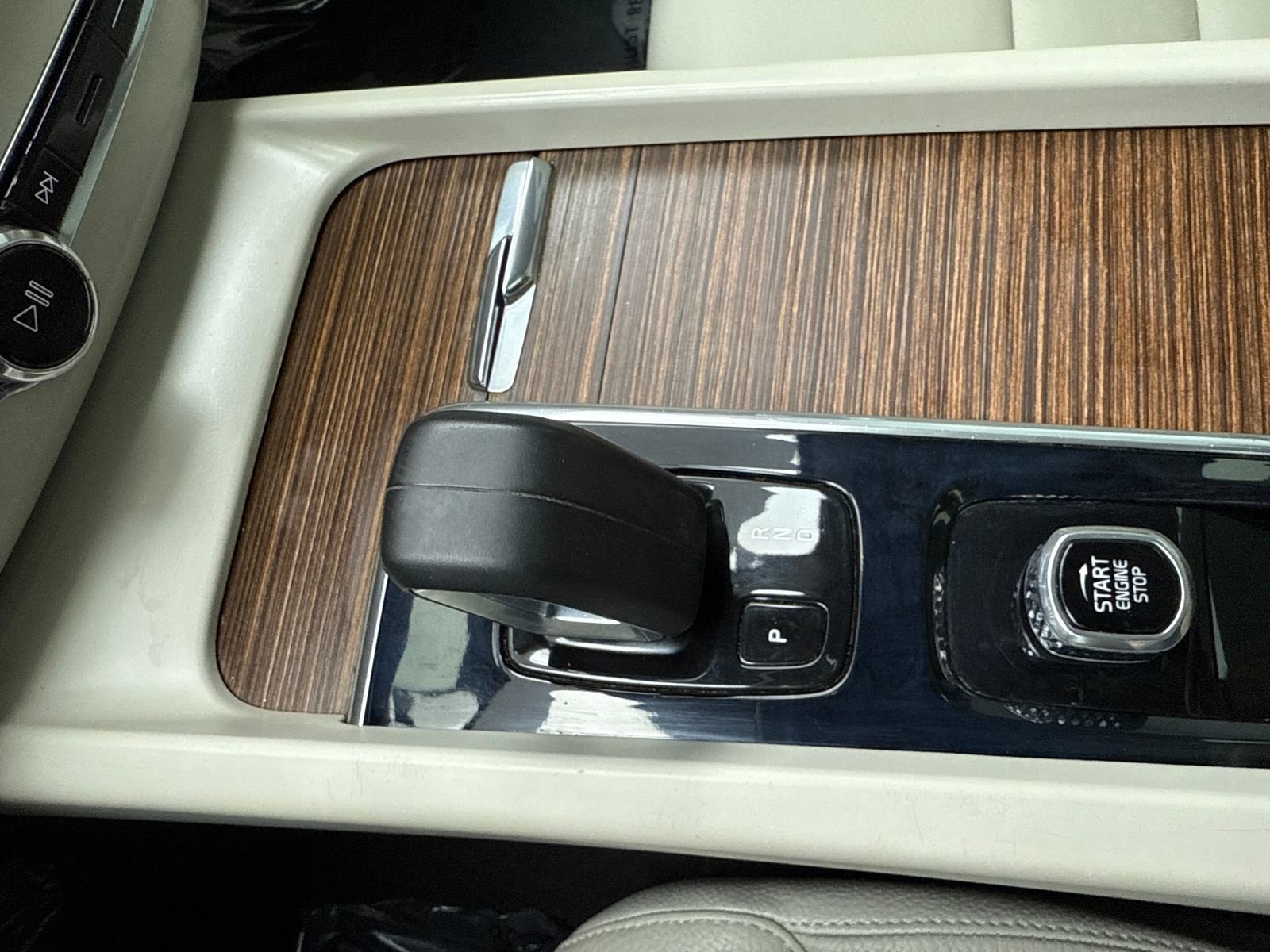 Used 2022 Volvo XC60 B5 Momentum w/ Protection Package Premier FWD image 32