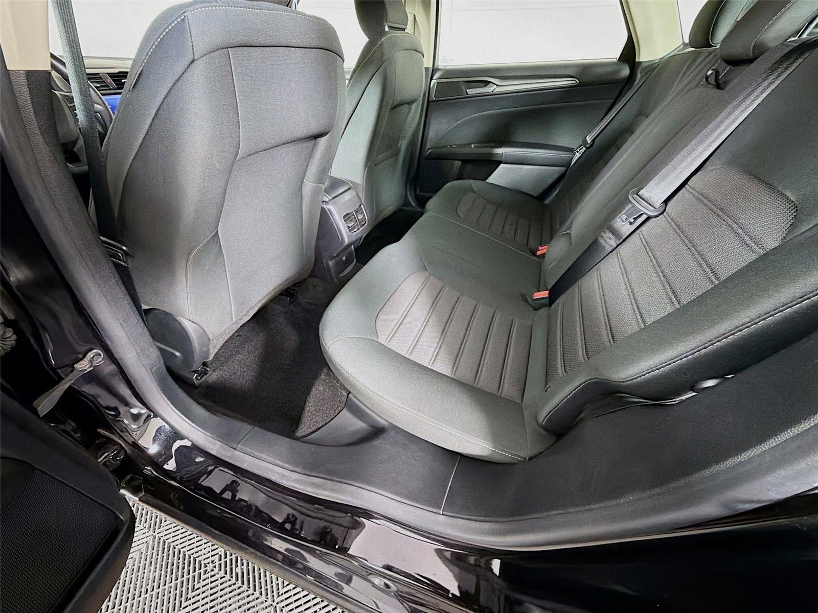 Used 2020 Ford Fusion SE image 21