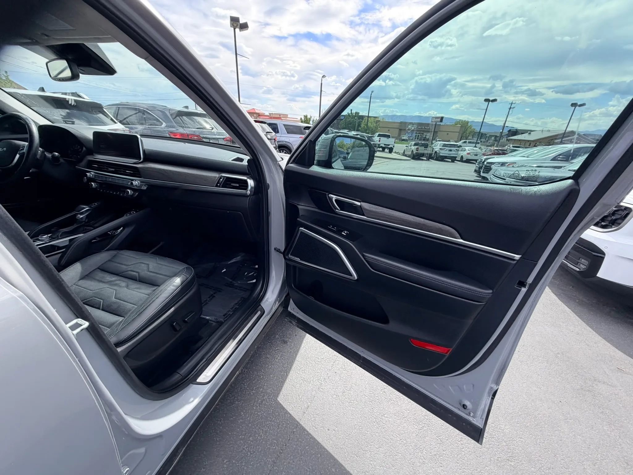 Used 2022 Kia Telluride SX w/ SX Prestige Package image 24