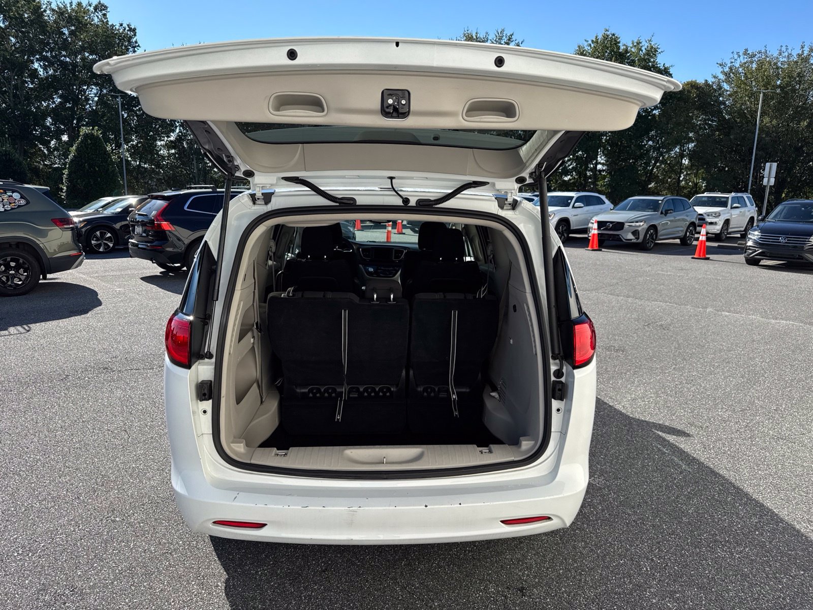 Used 2023 Chrysler Voyager LX FWD image 10