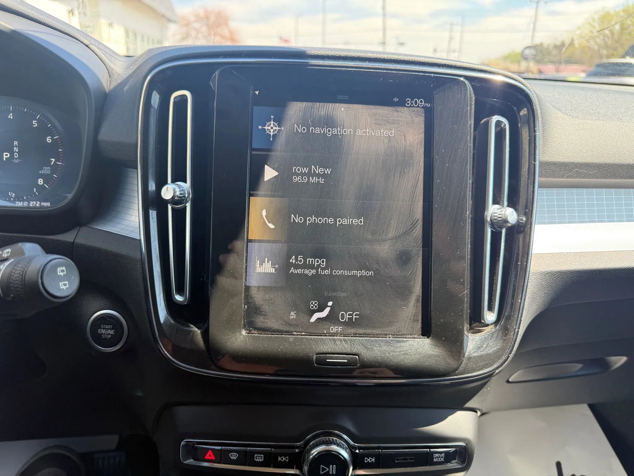 Used 2021 Volvo XC40 T4 Momentum image 25