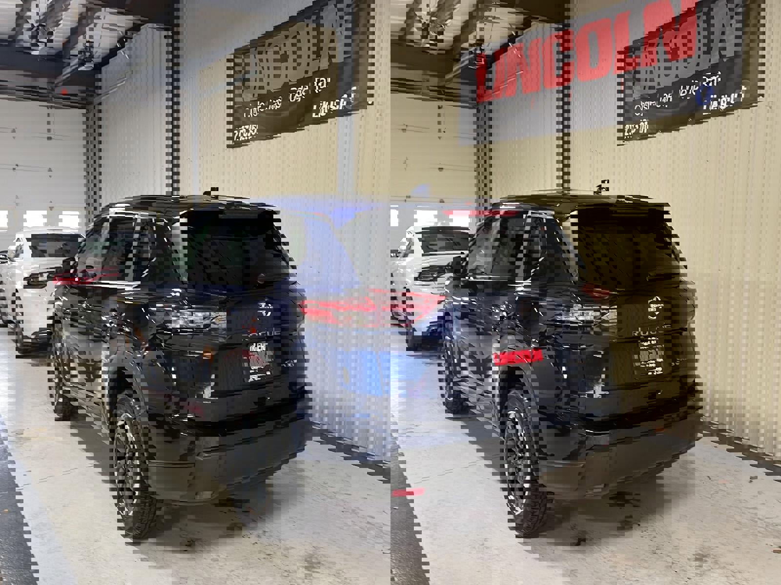 Used 2024 Nissan Rogue SV image 3