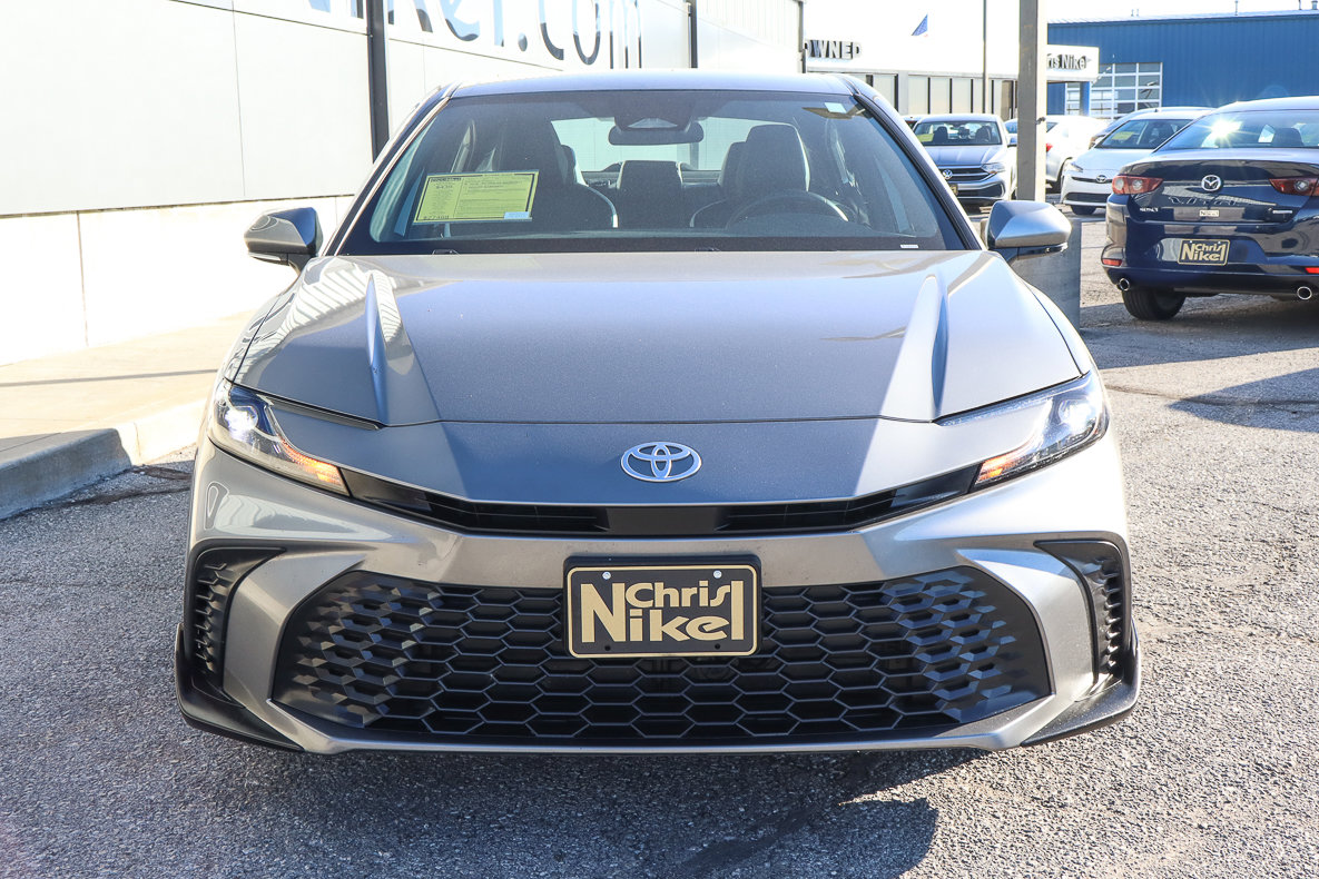 Used 2025 Toyota Camry SE image 2