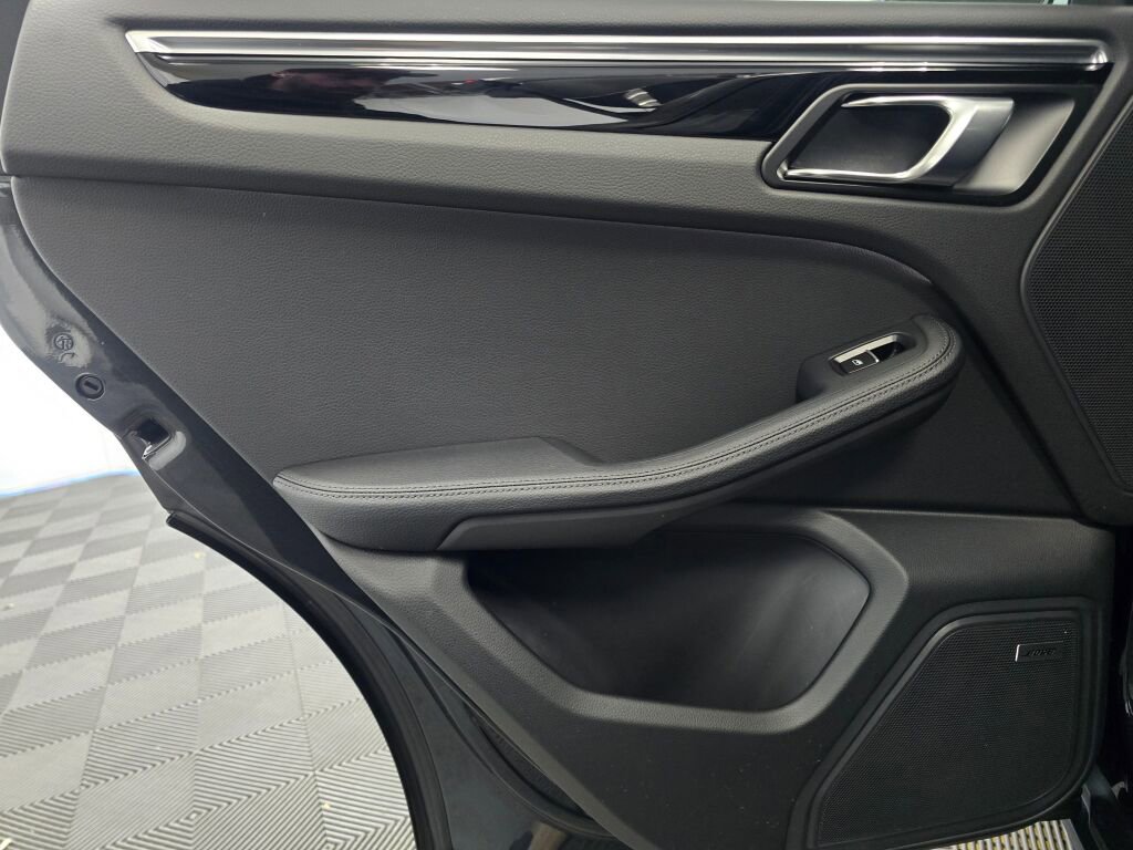 Certified 2025 Porsche Macan image 20