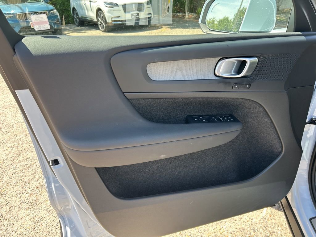 Used 2025 Volvo XC40 B5 Core image 17