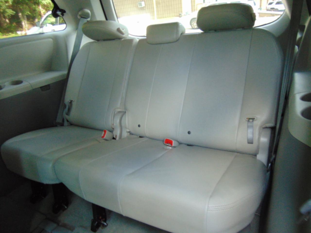 Used 2014 Toyota Sienna XLE w/ Entertainment Package FWD image 8