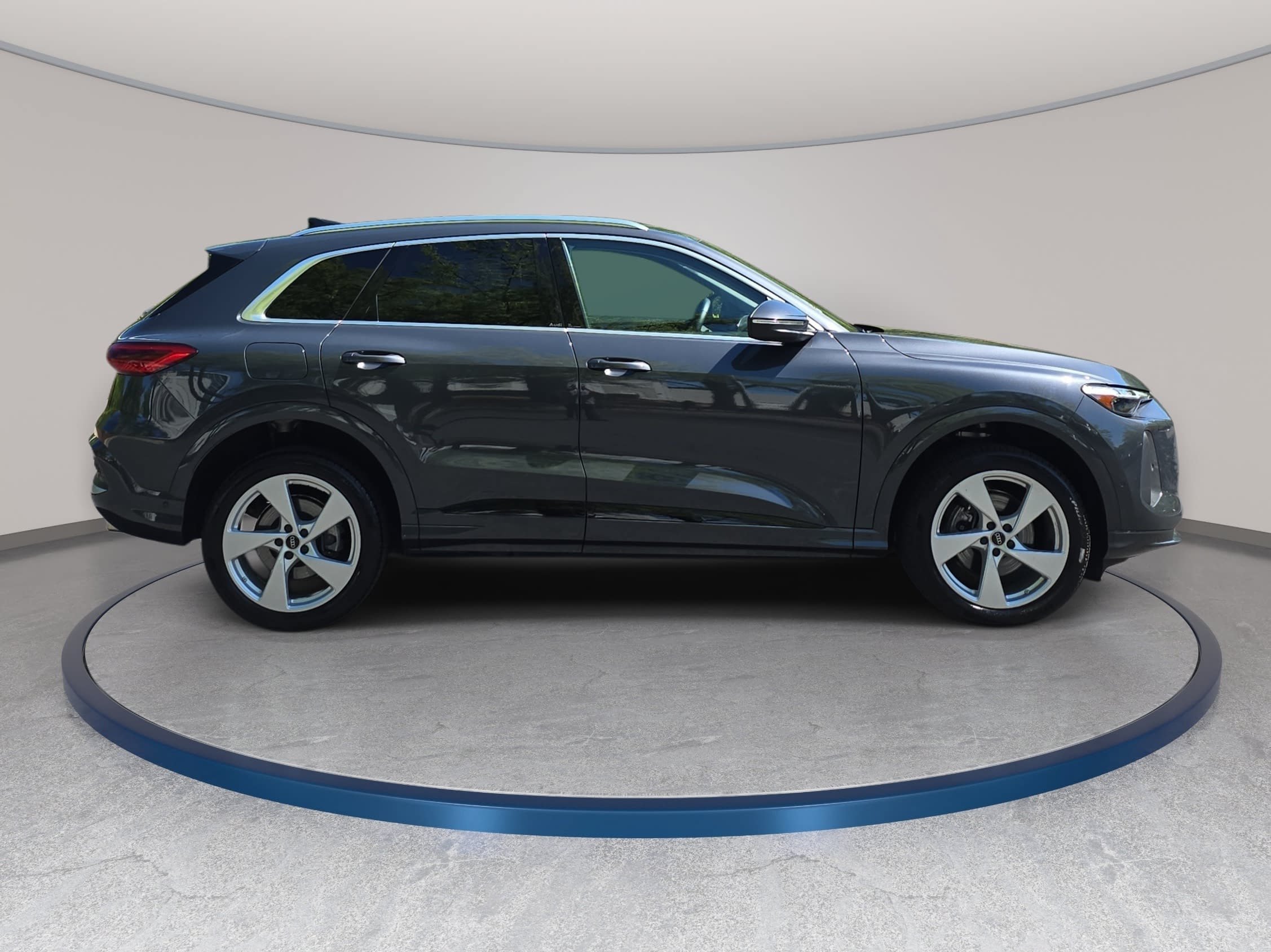 Used 2025 Audi Q5 Premium Plus w/ Premium Plus AWD/4WD image 4