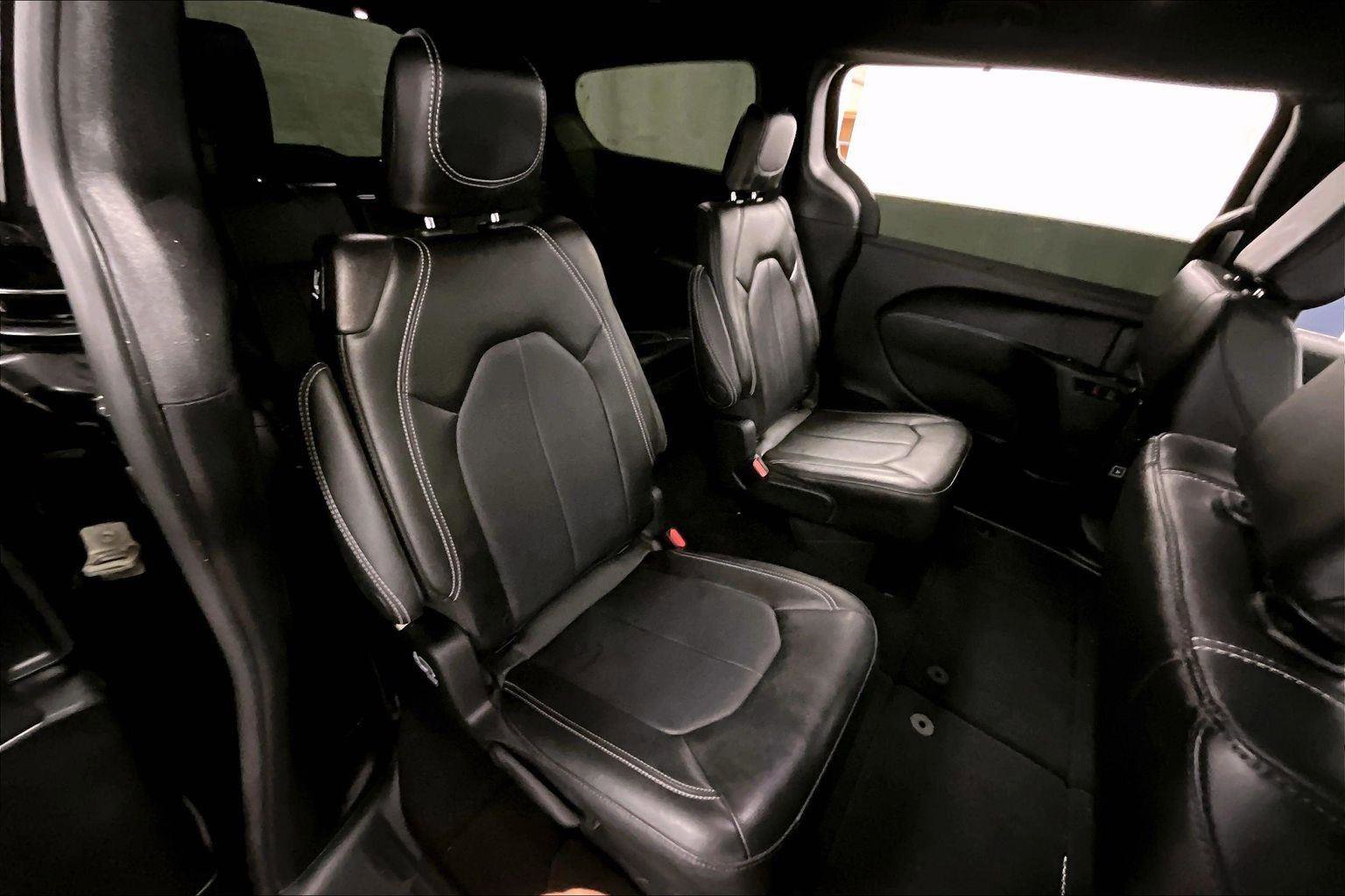Used 2025 Chrysler Pacifica Select image 26