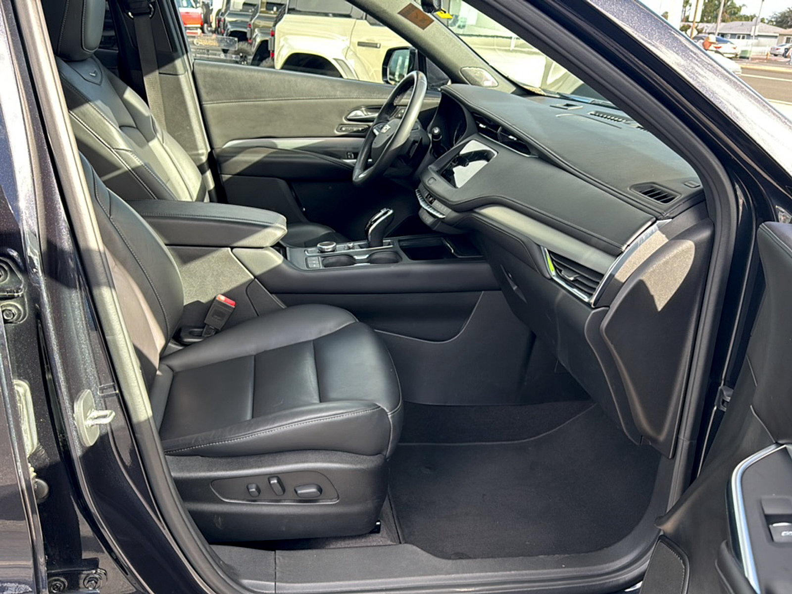 Used 2022 Cadillac XT4 Premium Luxury w/ Enhanced Visibility Package FWD image 6