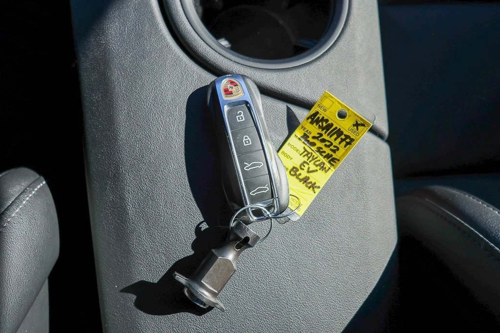 Used 2022 Porsche Taycan image 27