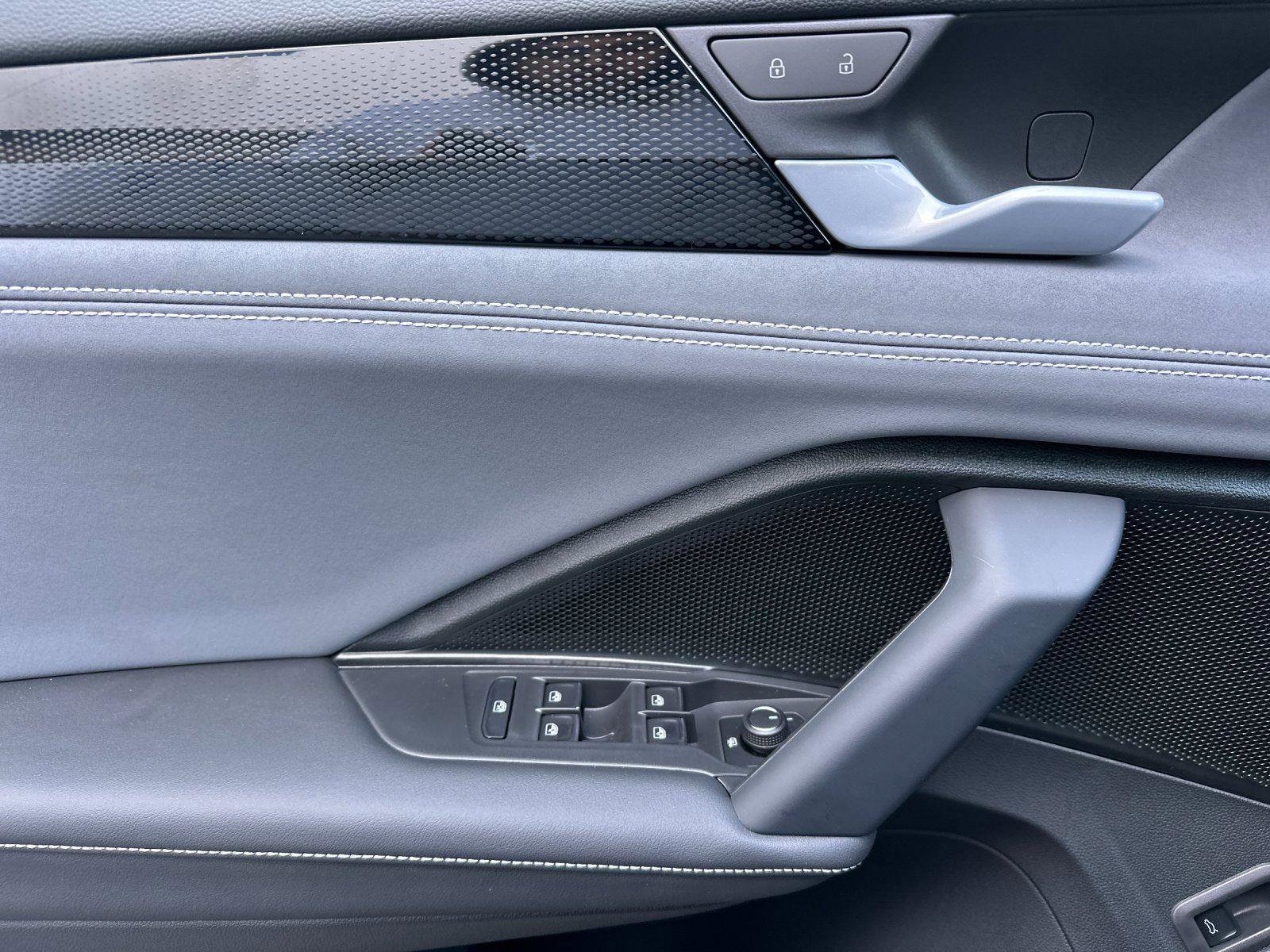 New 2026 Volkswagen Tiguan SE FWD image 10