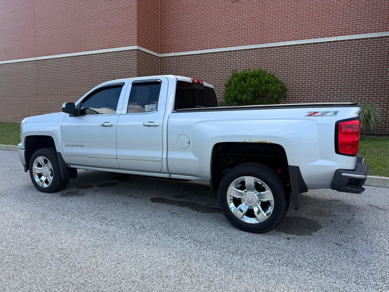 Used 2015 Chevrolet Silverado 1500 LTZ Z71 w/ LTZ Plus Package AWD/4WD image 9