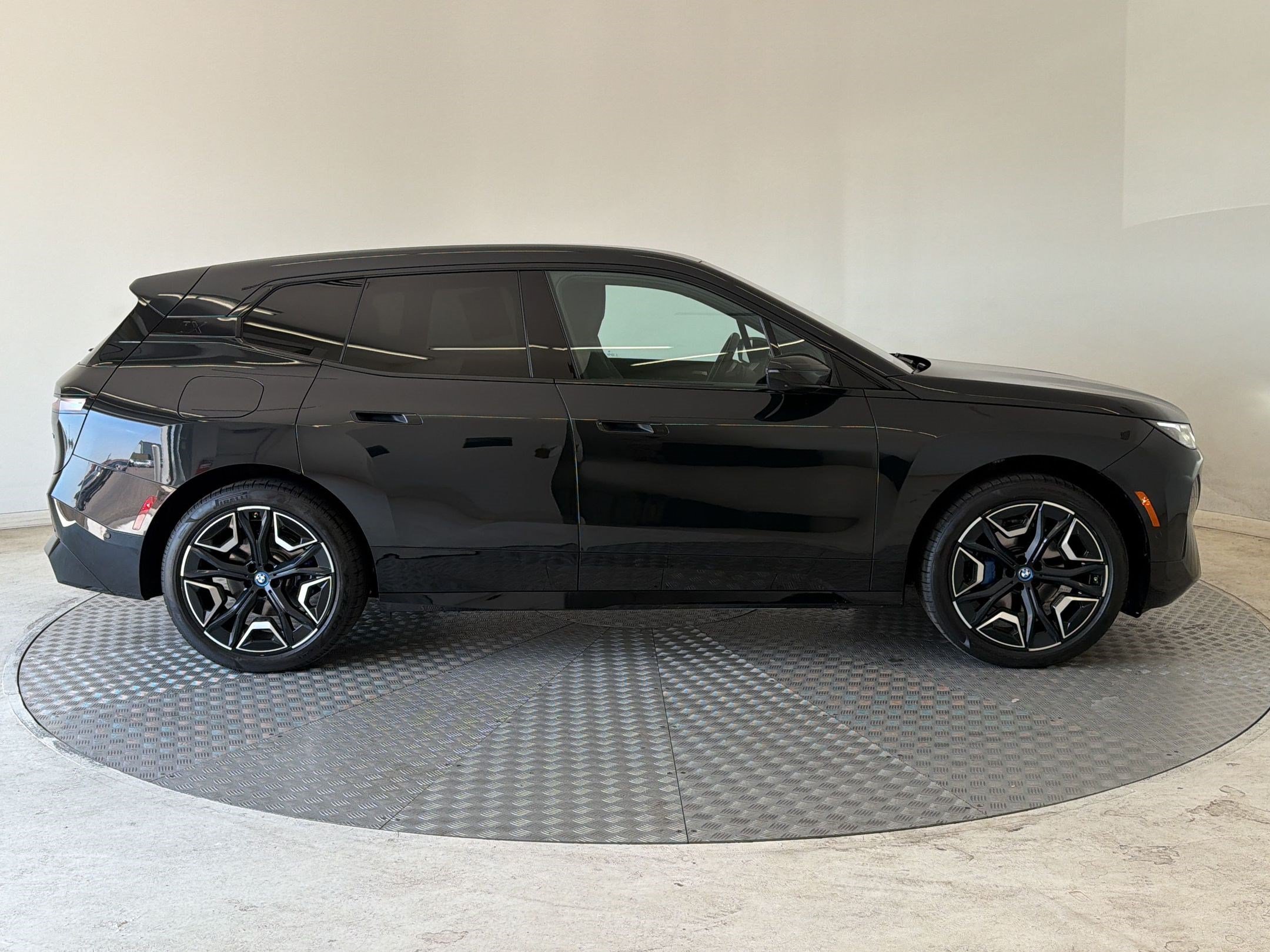 Used 2025 BMW iX xDrive50 w/ Premium Package AWD/4WD image 8