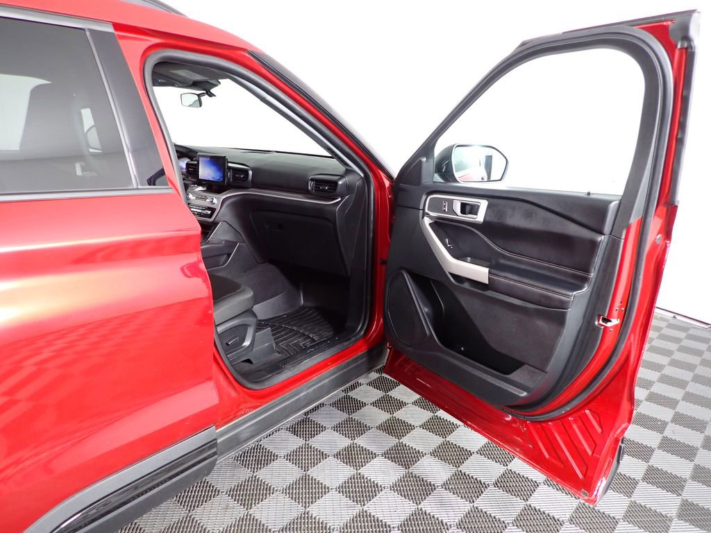 Used 2023 Ford Explorer XLT AWD/4WD image 35