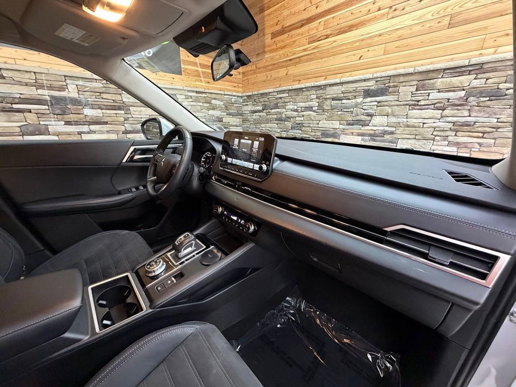 Used 2023 Mitsubishi Outlander SE image 13