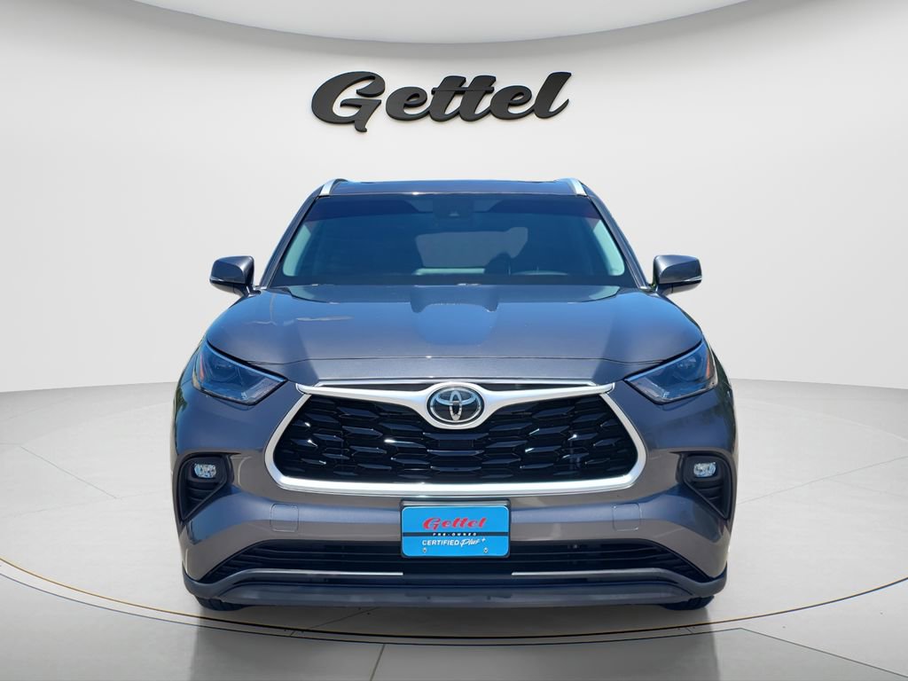 Used 2022 Toyota Highlander XLE AWD/4WD image 2