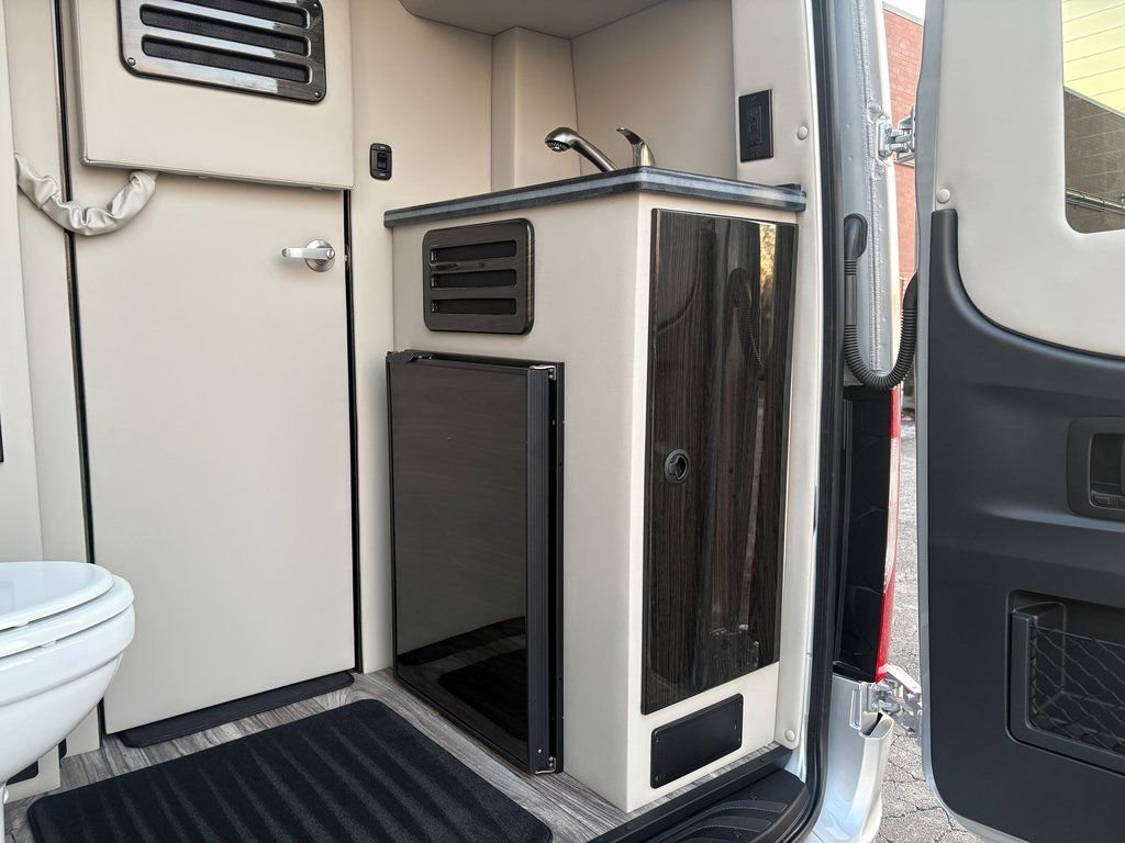 Used 2024 Mercedes-Benz Sprinter 3500 image 27