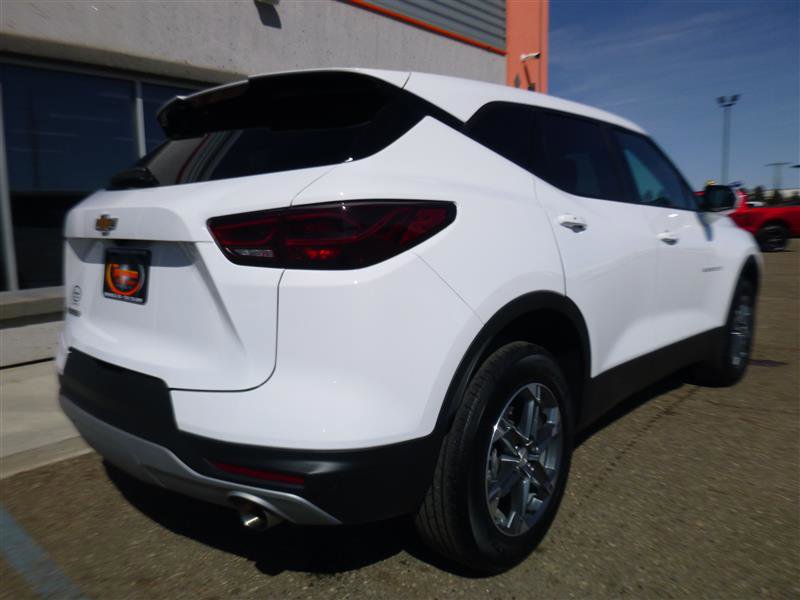 Used 2025 Chevrolet Blazer LT FWD image 3