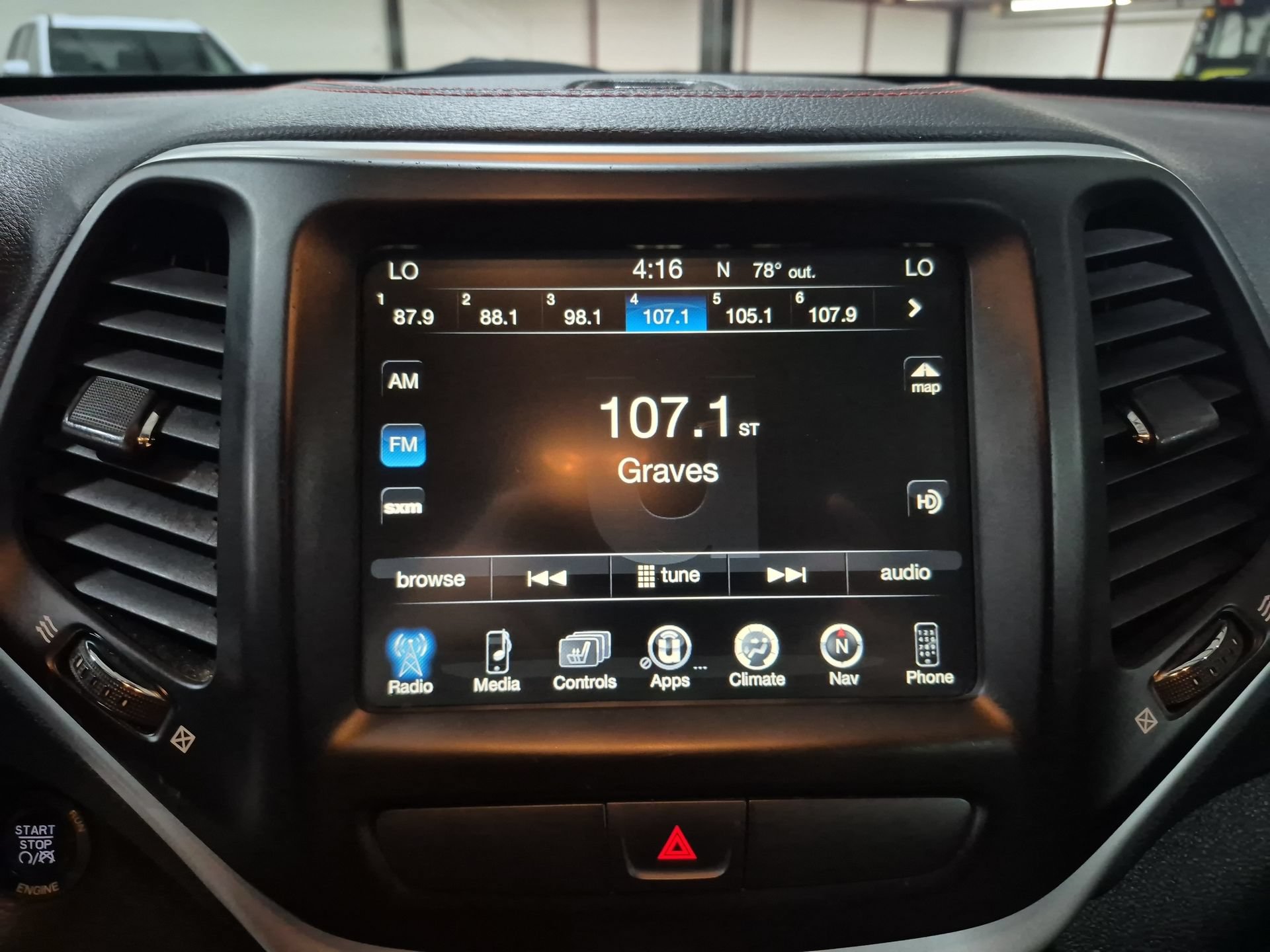 Used 2016 Jeep Cherokee Trailhawk w/ Comfort/Convenience Group AWD/4WD image 14