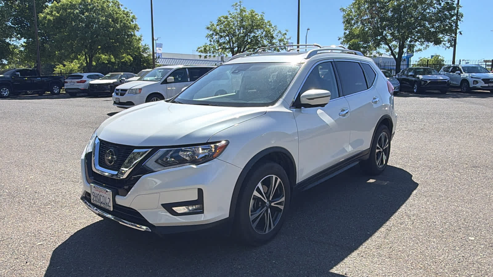 Used 2020 Nissan Rogue SV w/ Sun & Sound Touring Package AWD/4WD image 1