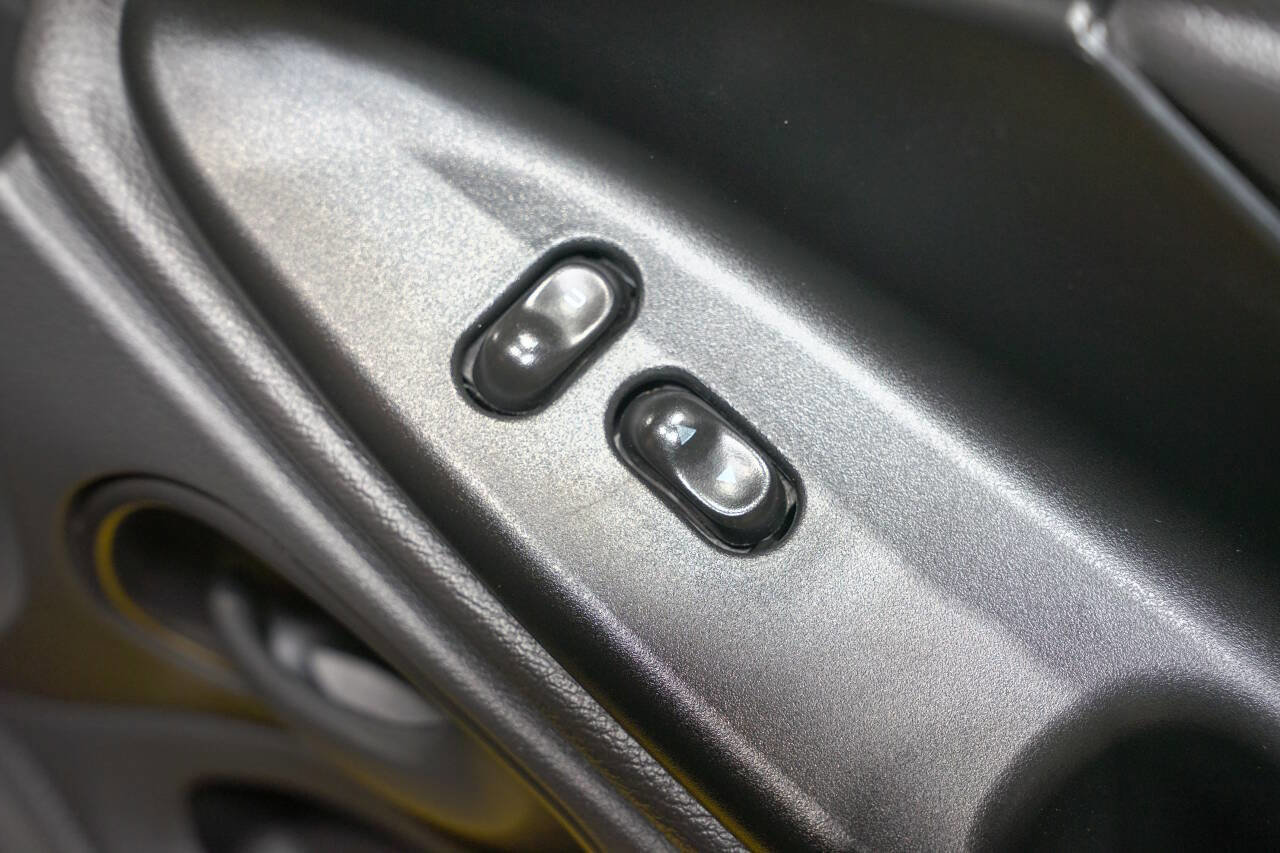 Used 2004 Ford Mustang Mach 1 RWD image 35