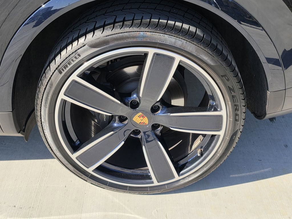 Certified 2023 Porsche Cayenne Platinum Edition image 31