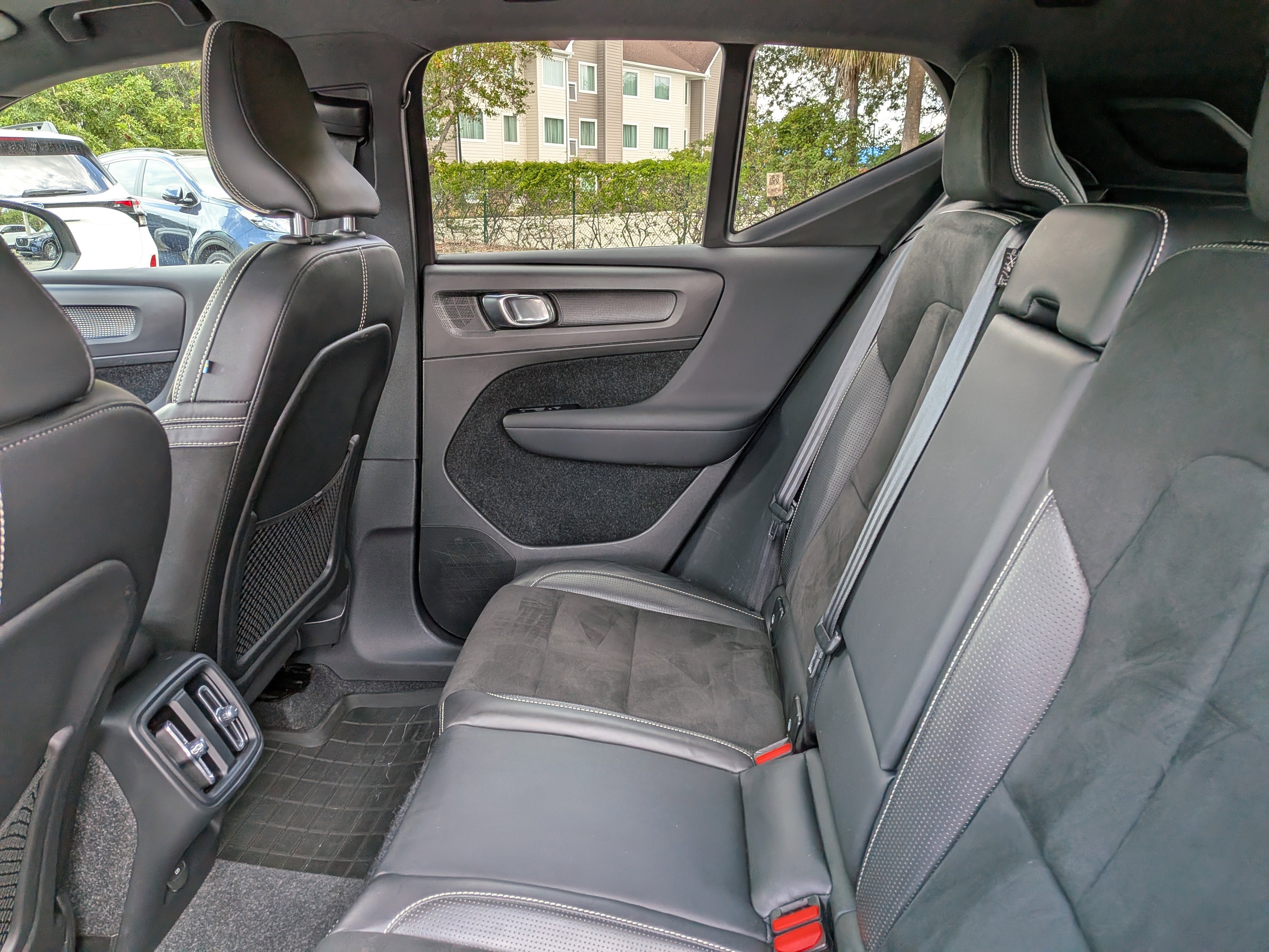 Used 2021 Volvo XC40 T4 R-Design w/ Protection Package Premier image 15