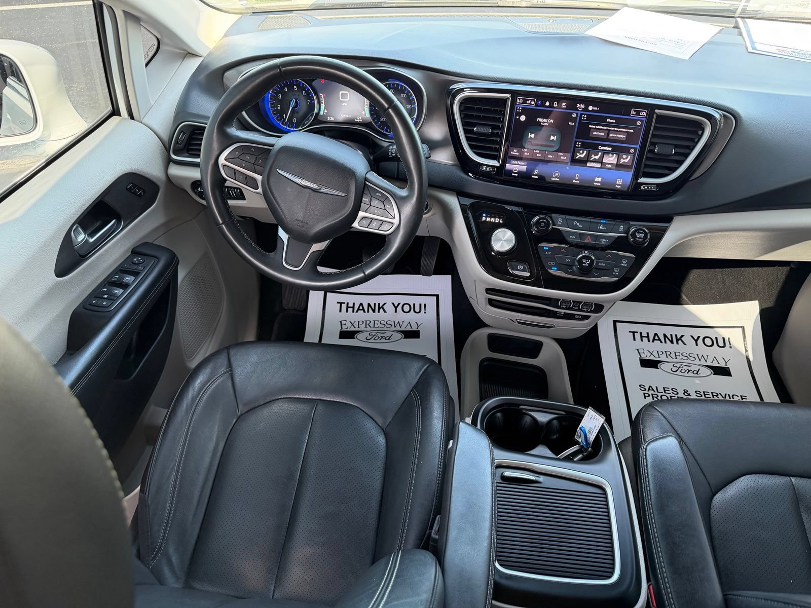 Used 2022 Chrysler Pacifica Touring-L FWD image 16