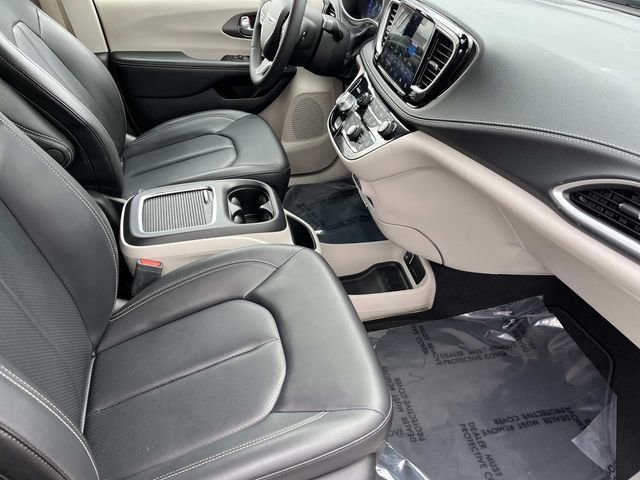Used 2023 Chrysler Pacifica Touring-L AWD/4WD image 24