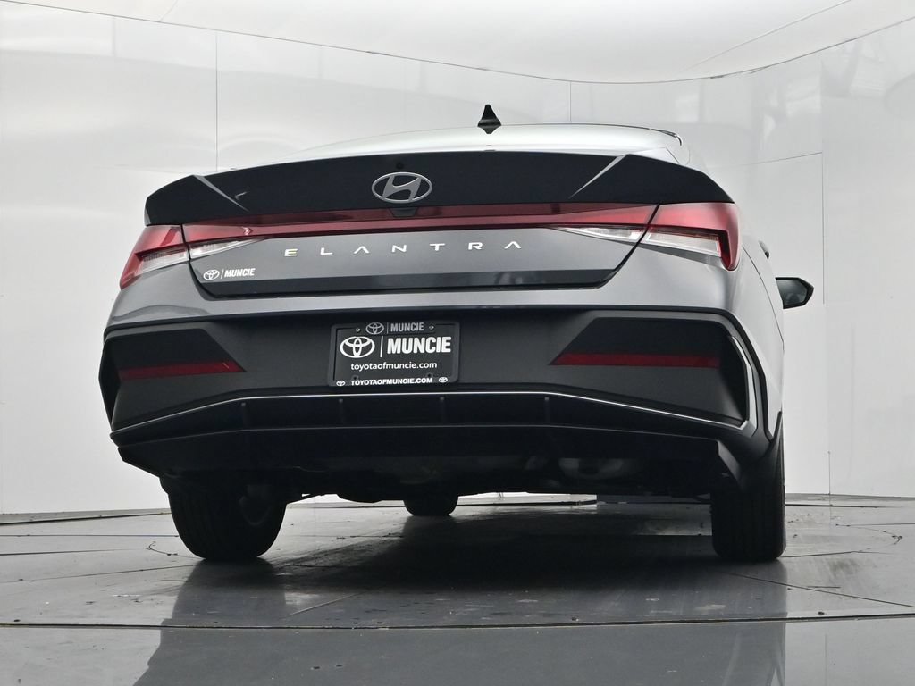 Used 2025 Hyundai Elantra SE FWD image 40