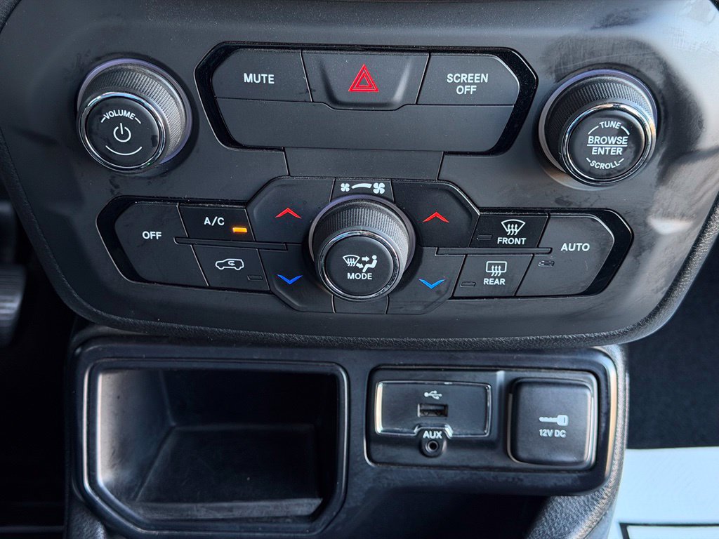 Used 2018 Jeep Renegade Altitude w/ UConnect 8.4 Nav Group FWD image 27