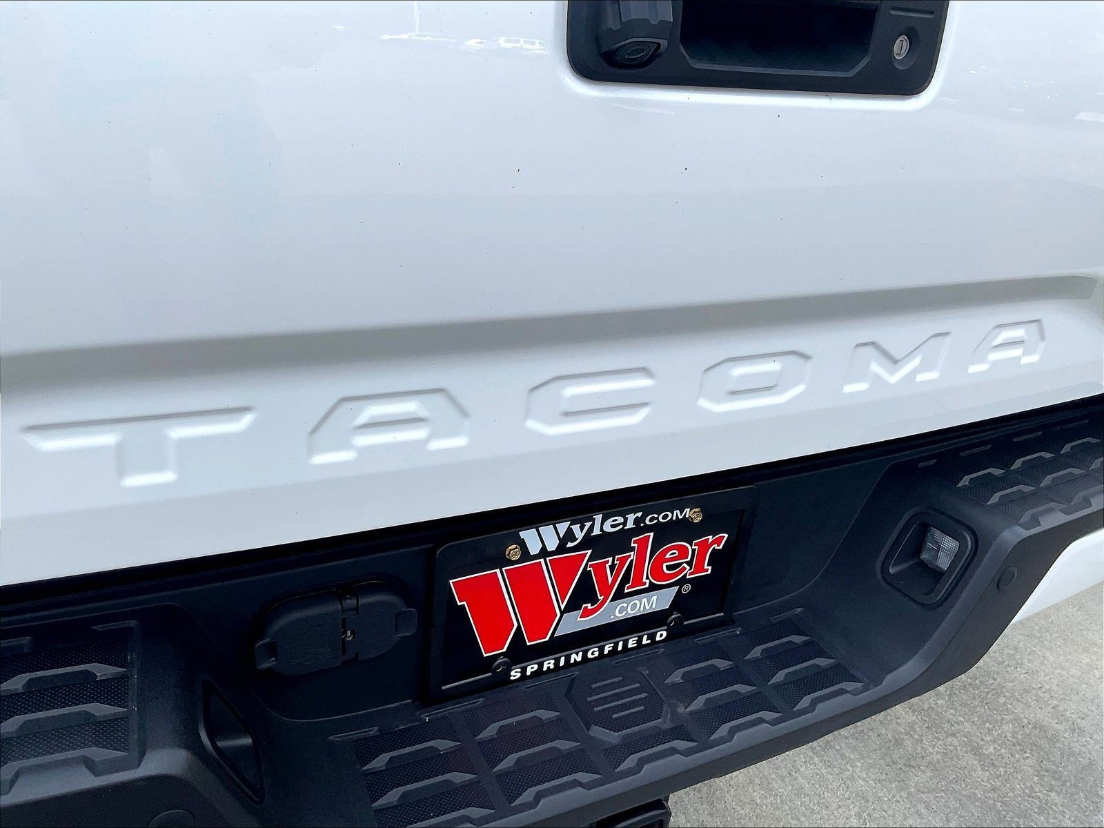 Used 2021 Toyota Tacoma TRD Off-Road w/ TRD Premium Off Road Package AWD/4WD image 24