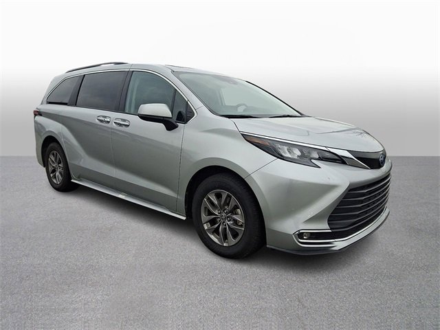 Used 2024 Toyota Sienna XLE image 3