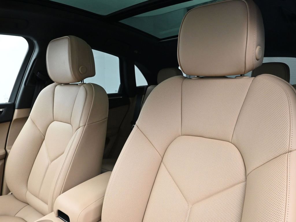 Certified 2026 Porsche Macan AWD/4WD image 5
