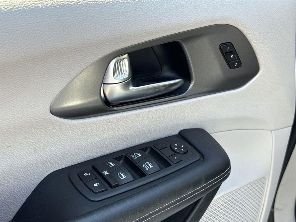 Used 2023 Chrysler Pacifica Touring-L image 21