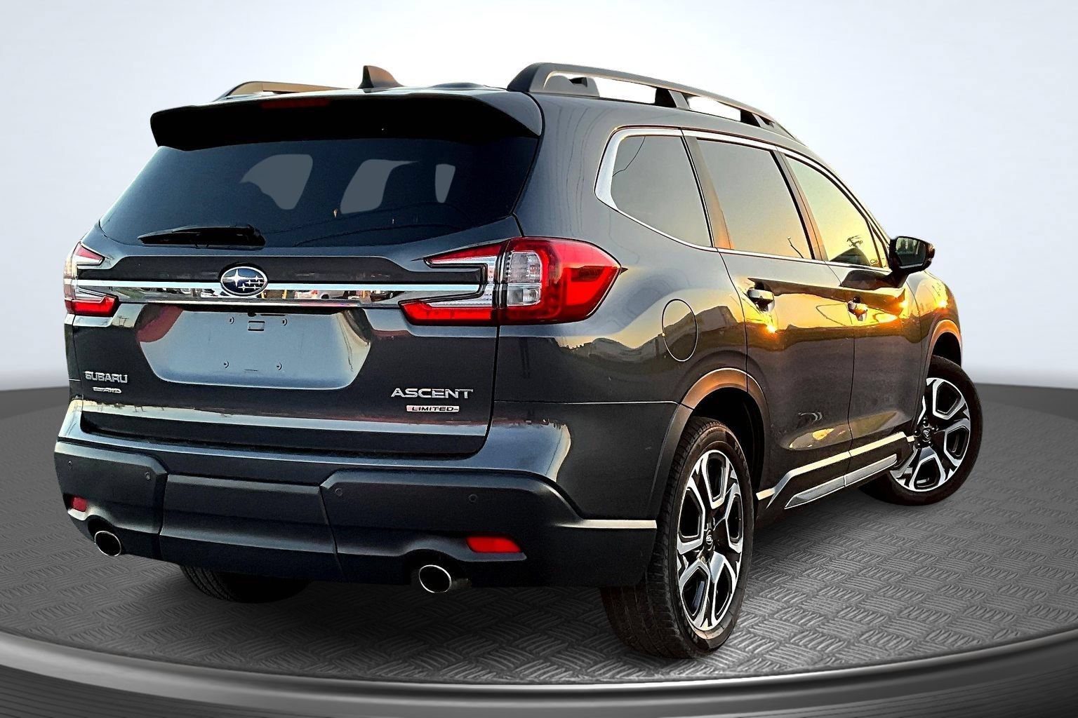 Used 2024 Subaru Ascent Limited w/ Technology Package AWD/4WD image 7