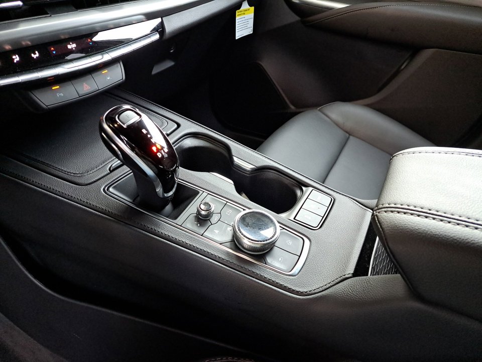 Used 2025 Cadillac XT4 Premium Luxury image 29