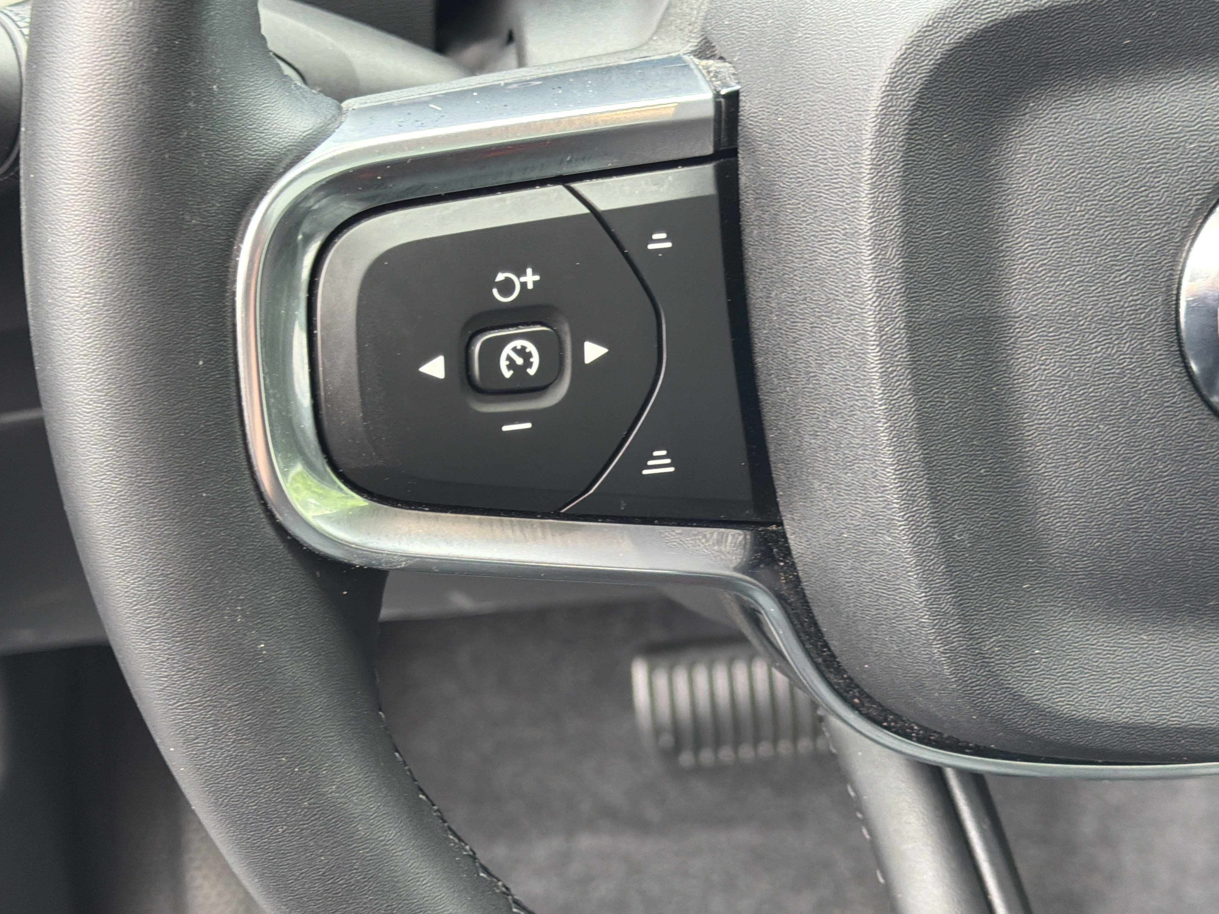 Certified 2026 Volvo XC40 B5 Plus AWD/4WD image 19