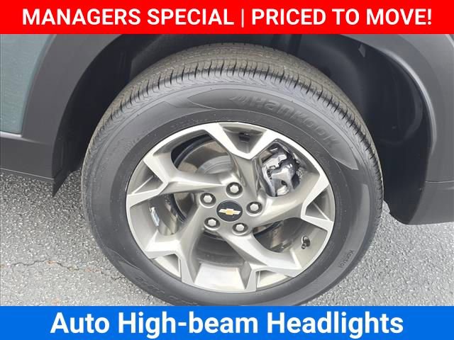 Certified 2025 Chevrolet Trax LT FWD image 17