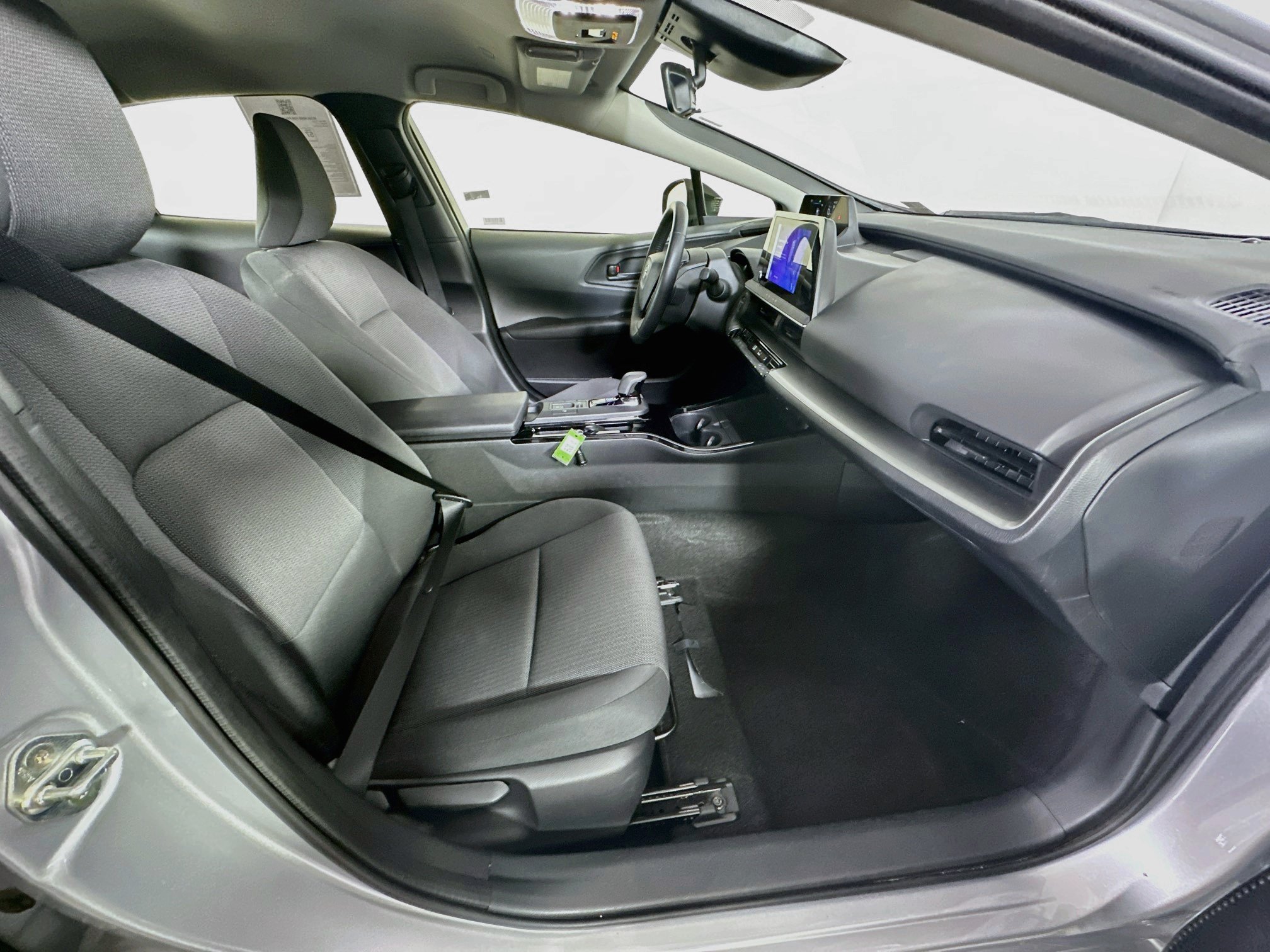 Used 2025 Toyota Prius LE FWD image 31