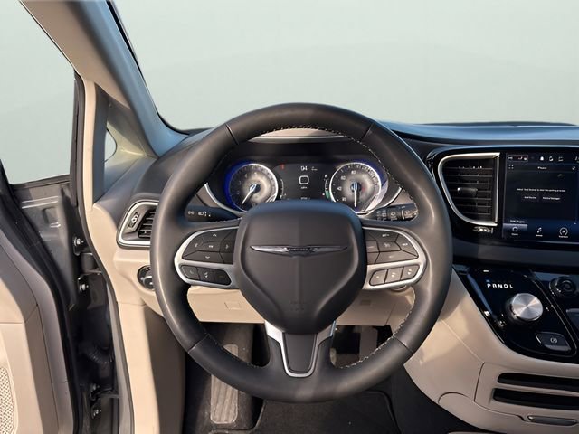 Used 2023 Chrysler Pacifica Touring-L FWD image 19