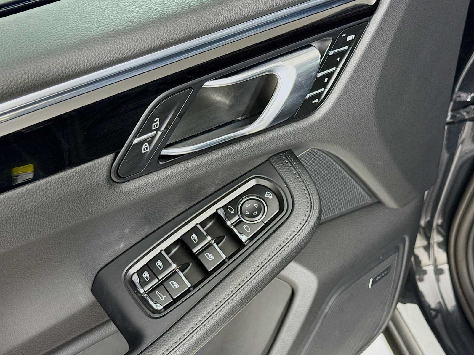 Certified 2025 Porsche Macan AWD/4WD image 11